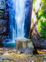 vista de cascada con corriente rápida foto