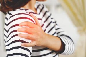 Shoulder pain is pain that occurs in the shoulder area. This is a result of shoulder movement that can cause abnormal symptoms. photo