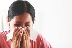 The symptoms of allergies, the common cold, influenza and COVID-19 are similar in nature because they are infectious diseases of the respiratory tract. photo