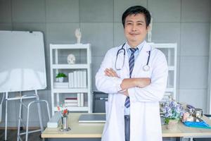 médico asiático con estetoscopio en concepto de oficina, atención médica y medicina. foto