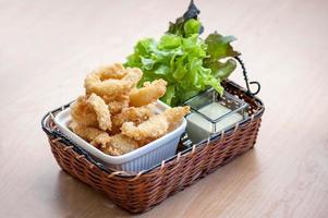 bolas de gambas fritas sobre fondo de madera foto