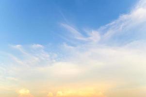 cielo azul en día de verano foto