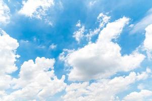 hermosas nubes blancas y esponjosas en el cielo azul. fondo de naturaleza de nubes blancas en un día soleado foto