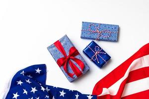 4 de julio tarjeta del feliz día de la independencia estadounidense con cajas de regalo en colores nacionales bandera estadounidense sobre fondo blanco, endecha plana, vista superior, espacio de copia, pancarta foto