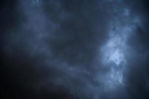 nubes de tormenta flotando en un día lluvioso con luz natural. paisaje de nubes, clima nublado sobre el cielo azul. fondo de entorno de naturaleza escénica de nubes blancas y grises foto