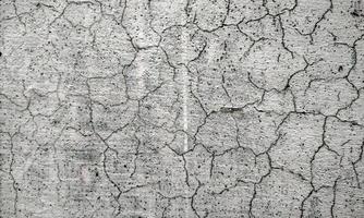 pared vieja dañada con yeso soplado y obstrucción de pintura, daños por pintura descascarada, daños por agua en la pared del edificio. foto