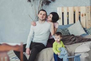 familia descansando en la habitación. foto