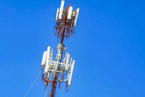 radiación de torre roja blanca 5g en playa del carmen méxico. foto