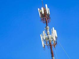 radiación de torre roja blanca 5g en playa del carmen méxico. foto