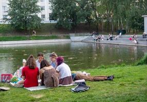 kazán, rusia. 20.08.2021 chicas en un picnic junto al estanque de la ciudad. feliz fin de semana foto