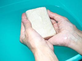 lavarse las manos. jabón de lavar en la mano. jabón verde lavado a mano. foto