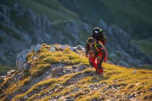 bergamo italia 2022 personal de rescate de montaña en camino a un montañero en apuros foto