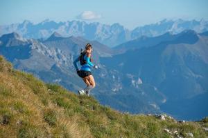 mujer corriendo en las montañas foto