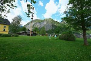 dos hermanos corriendo y divirtiéndose en hallstatt, austria. foto