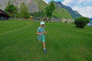 niño corriendo y divirtiéndose en hallstatt, austria. foto