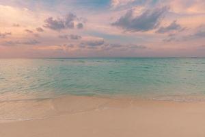 colorido cielo océano playa amanecer con un estado de ánimo motivacional dramático. isla tropical junto al mar, paisaje costero, playa exótica, horizonte marino. inspirar feliz primer plano de arena, hermoso viaje de verano foto