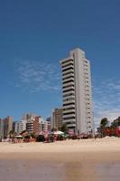 fortaleza ceara, brasil, 13 de septiembre de 2022 un tramo de playa en fortaleza, brasil conocido como playa iracema en el barrio de meireles foto