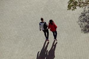 pareja caminando por la calle en la ciudad de bilbao, país vasco, españa, destinos de viaje foto