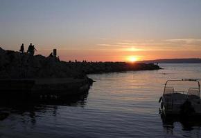 marsella, francia, 2022 - barcos en la costa de marsella, francia, durante la puesta de sol foto