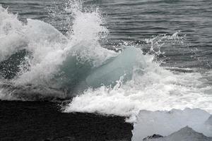 Bloques de hielo glacial arrastrados a tierra en Diamond Beach, Islandia foto