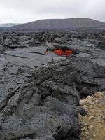 destellos de lava cerca del volcán más nuevo de islandia, geldingadalir foto