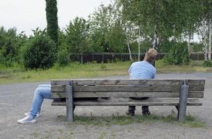 escena divertida con piernas aparentemente largas en un banco foto