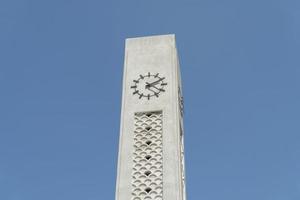 izmir, turquía, torre del reloj y cielo azul foto