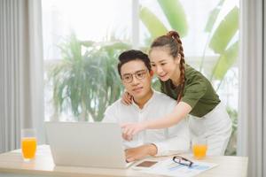 pareja en casa navegando en internet foto