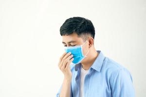 hombre asiático con una máscara facial con tos foto