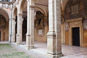 arcada y patio del palacio archiginnasio, bolonia foto