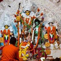 kolkata, india, 29 de septiembre de 2021 - diosa durga con aspecto tradicional en una vista de cerca en un durga puja de kolkata del sur, ídolo de durga puja, el festival hindú más grande de la india foto