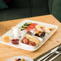 un primer plano de un plato blanco de desayuno en una mesa de madera foto