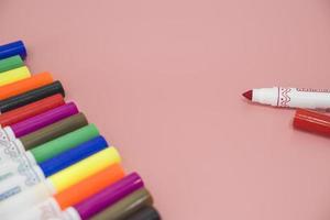 Rotulador de colores colocado en un fondo aislado con trazado de recorte. resaltador vívido y espacio en blanco para su diseño o montaje foto