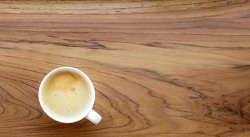 vista superior de una taza de café americano sobre fondo de madera foto