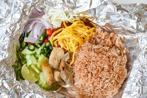 comida tailandesa en caja con envoltura de papel de aluminio comida para llevar - arroz mezclado con pasta de camarones arroz frito en caja, arroz sazonado con receta de pasta de camarones, especias de hierbas de arroz