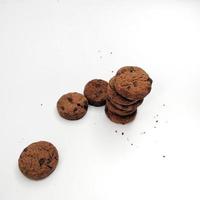 colección de galletas con trocitos de chocolate aislado sobre fondo blanco. para fondos, portadas, pancartas y más. foto