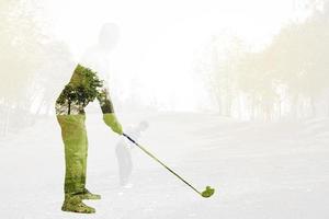 doble exposición de jugador de golf sosteniendo club con campo de golf. foto