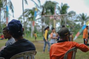 dos ancianos participando en la competencia por la independencia de indonesia en blitar foto