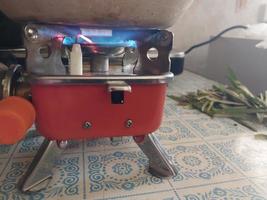 quemador de viaje para cocinar en la cocina foto