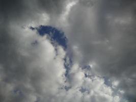 densas nubes en el cielo antes de la lluvia foto