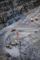 trabajo de camiones y excavadoras en un tajo abierto en minería de oro foto