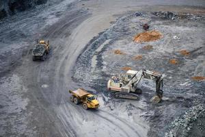 trabajo de camiones y excavadoras en un tajo abierto en minería de oro foto