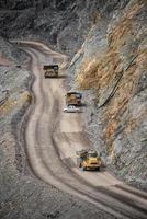 industria minera a cielo abierto, camión minero amarillo grande para antracita de carbón. foto
