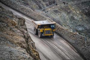 industria minera a cielo abierto, camión minero amarillo grande para antracita de carbón. foto