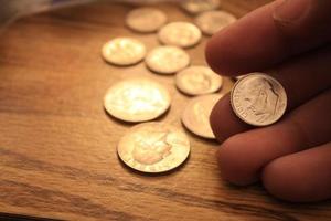 Las monedas de diez centavos son la moneda de América. en manos de los hombres. foto