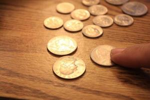 Las monedas de diez centavos y los cuartos de monedas son la moneda de América. en manos de los hombres. foto