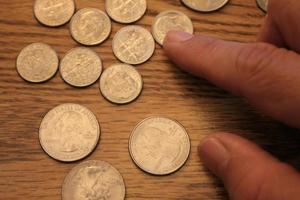 Las monedas de diez centavos y los cuartos de monedas son la moneda de América. en manos de los hombres. foto