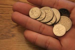 cuartos y monedas de diez centavos son la moneda de América. en manos de los hombres. foto