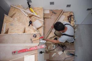 carpintero instalando escaleras de madera foto