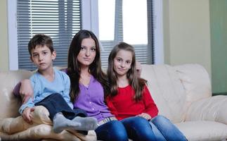 familia joven feliz divertirse en casa foto